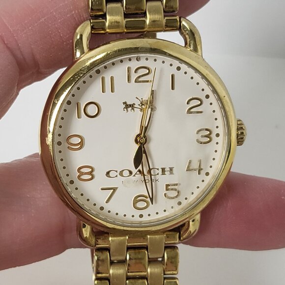 Coach brand ladies gold-tone watch with white round face EUC - Picture 4 of 6